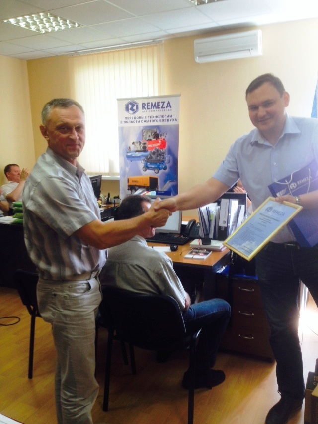 Вручение сертификата Сумонову Сергею